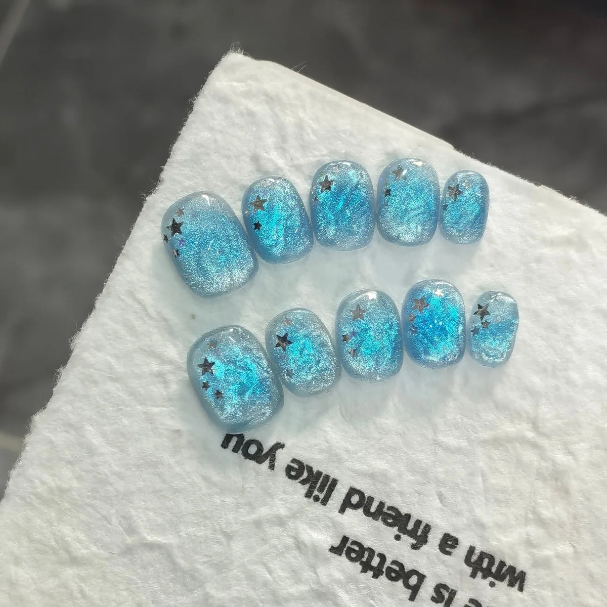 10pcs/set Handmade Press-On Nails - Blue Glossy Fish & Bubbles Design Short Oval Fake Nails with Cat Eye Effect False Nails