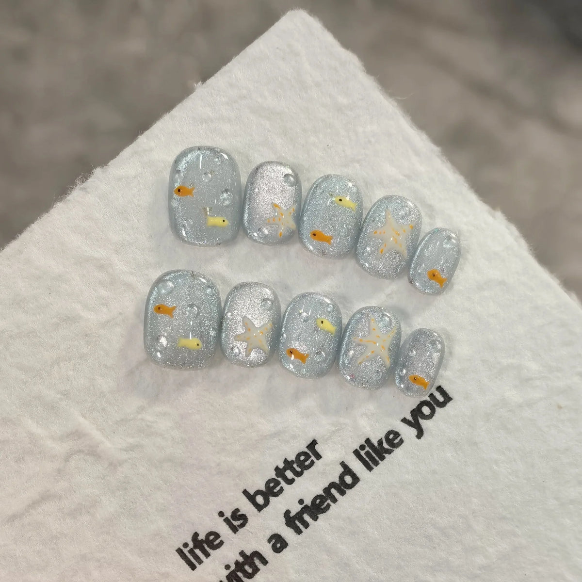 10pcs/set Handmade Press-On Nails - Blue Glossy Fish & Bubbles Design Short Oval Fake Nails with Cat Eye Effect False Nails