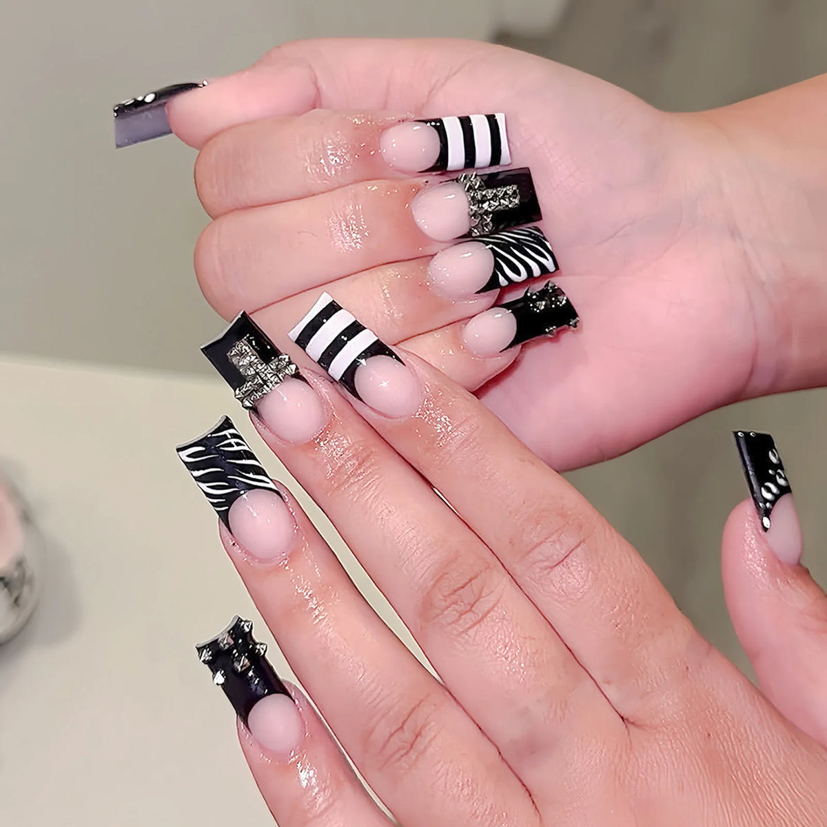 24Pcs French Square Press On Nails Dark Style Matte Finish Press On Nails Artificial Manicure Tool Nail Tips Wearable Fake Nails